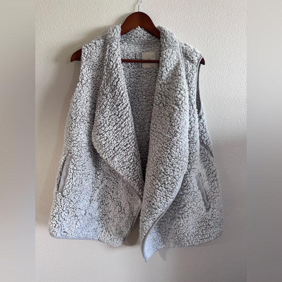 Thread & Supply Open Teddy Sherpa Vest - Picture 1 of 6